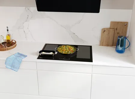 Foto ambiente placa negra con comida cocinándose