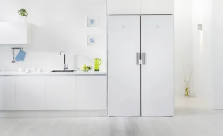 Frigorífico Balay side-by-side blanco integrado en cocina moderna minimalista