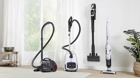 Staubsauger verschiedener Typen und Designs, einschließlich Saugroboter, Akkustaubsauger und Bodenstaubsauger.