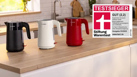 Bosch MyMoment Wasserkocher in Schwarz, Rot, Weiß und Creme auf einer Küchenarbeitsplatte.
