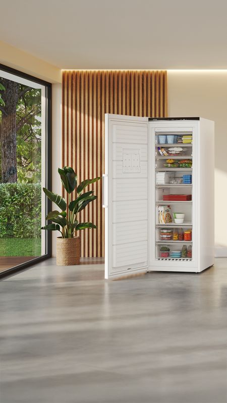 Heller, sommerlicher Raum mit Siemens Kühlgeräten und dem Hinweis auf die aktuelle Aktion mit 10 % Rabatt im Siemens Online Shop