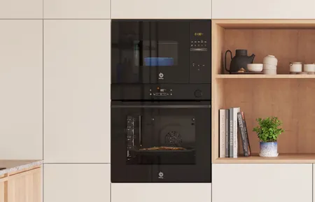 Foto columna horno y microondas serie cristal negro Balay
