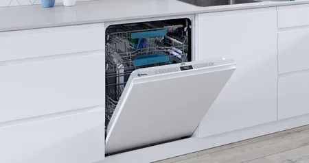 Lavavajillas Balay empotrado blanco abierto con cestas y vajilla en cocina moderna