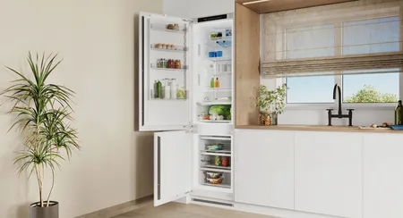 Frigorífico Balay empotrado blanco abierto con alimentos en cocina moderna