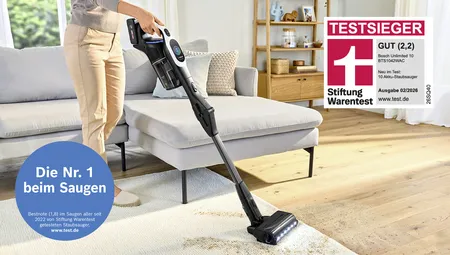 Eine Person reinigt mit dem Bosch Akku-Staubsauger Unlimited 10 BTS1042WAC (Testsieger der Stiftung Warentest) einen Teppich.