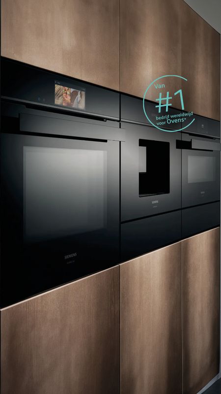 Siemens oven, inbouw espresso volautomaat en een compacte bakoven in een hout-look keuken.