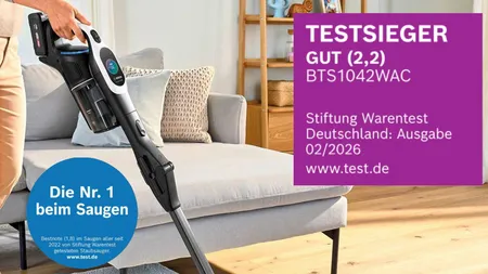 Eine Person reinigt mit dem Bosch Akku-Staubsauger Unlimited 10 BTS1042WAC (Testsieger der Stiftung Warentest) einen Teppich.