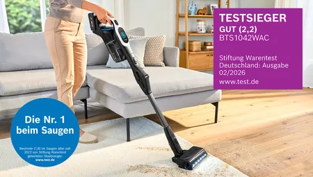 Eine Person reinigt mit dem Bosch Akku-Staubsauger Unlimited 10 BTS1042WAC (Testsieger der Stiftung Warentest) einen Teppich.