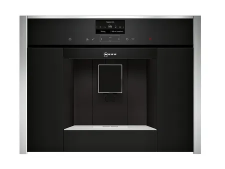 Vgrajen aparat za kavo, nerjaveče jeklo in črn dizajn, sodoben kuhinjski aparat.