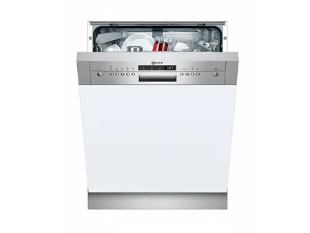 Delno odprt pomivalni stroj z različnimi posodami in pripomočki v notranjosti, zunaj iz nerjavečega jekla.