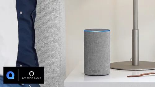 Siemens Home Connect na stoliku w salonie wśród poduszek i dekoracji.
