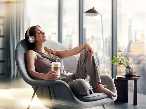 Siemens: woman controlling coffee machine via mobile app