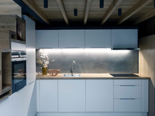 Una cucina moderna in bianco con elettrodomestici Siemens di alta qualità.