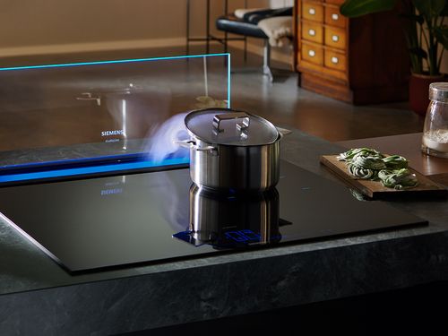 Table de cuisson studioLine freeInduction avec des ustensiles