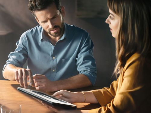 Una pareja observa un proyecto de cocina en una tablet