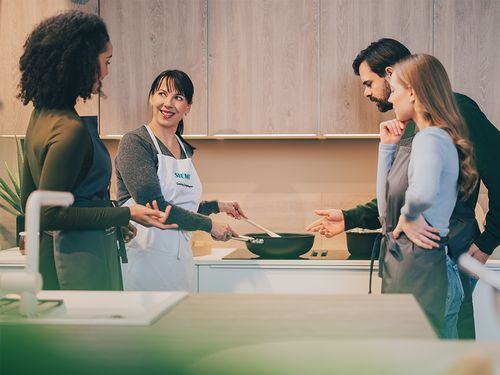 Auf einem Siemens Kochfeld wird der Dampf eines Kochtopfs vom integrierten Dunstabzug eingesogen