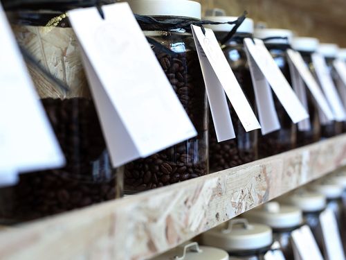 Kaffebönor förvarade i glasburkar 