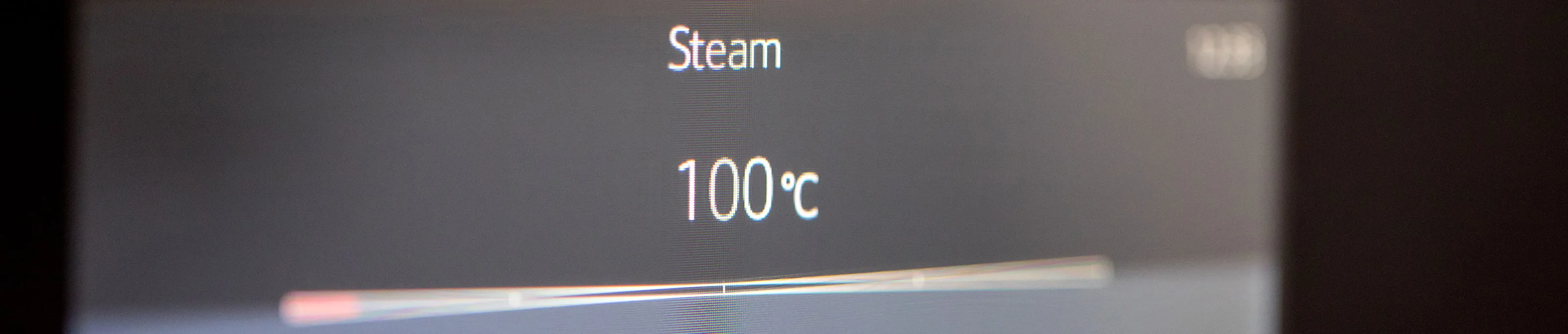 Ångugns display som visar temperaturen på 100 grader Celsius.