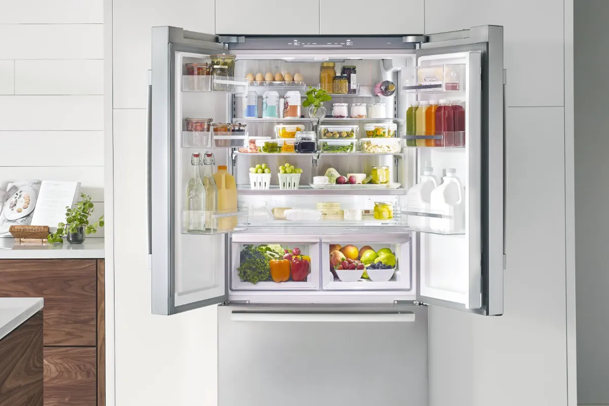 Built-in Bosch fridge-freezer with two open drawers highlights VitaFresh and NoFrost.