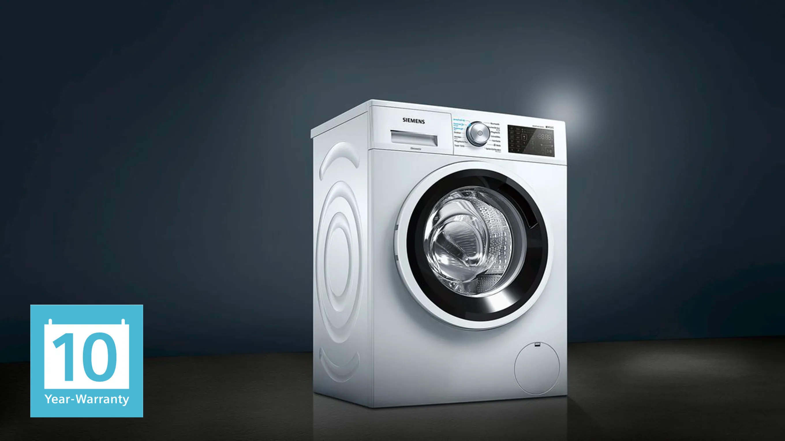 Moderne weiße Waschmaschine mit 10-jährigem Garantielabel.