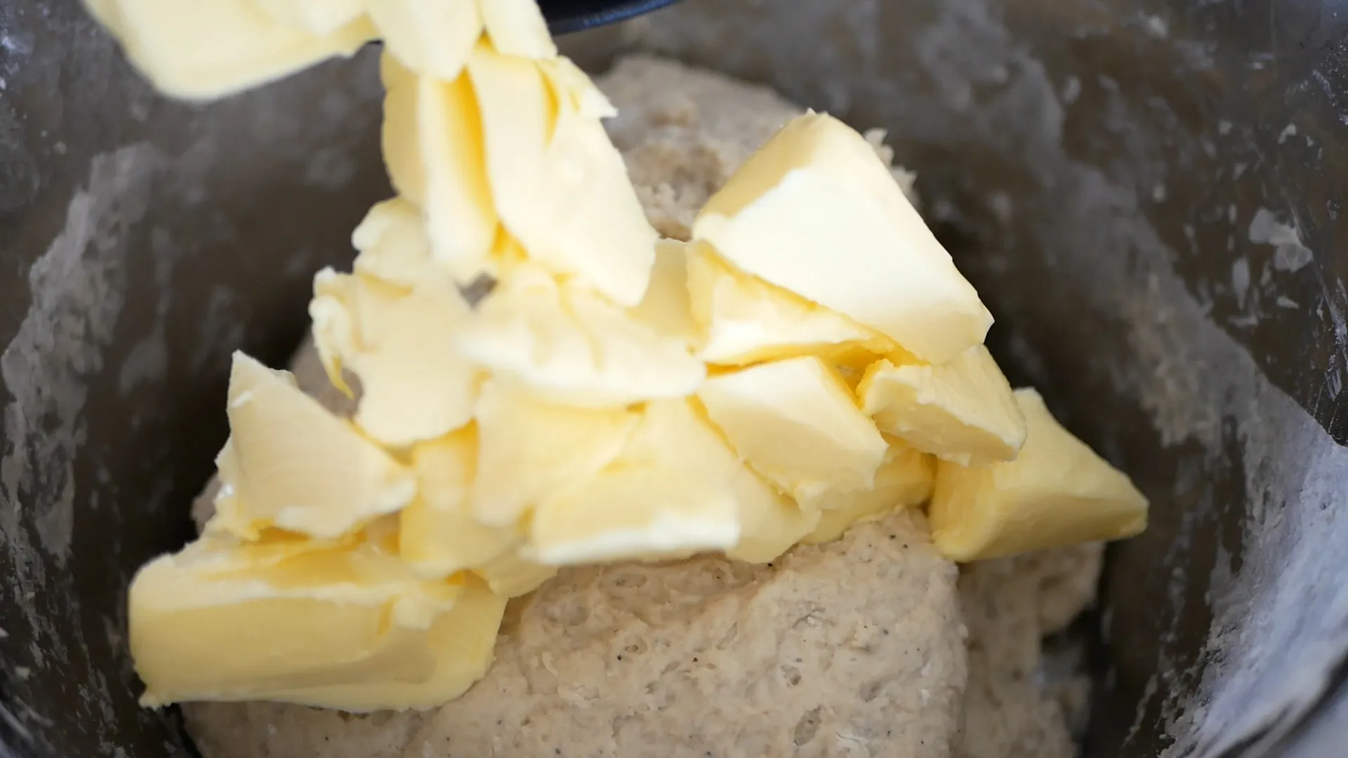 Steg 3 i att göra semlor, där degen formas till runda bullar