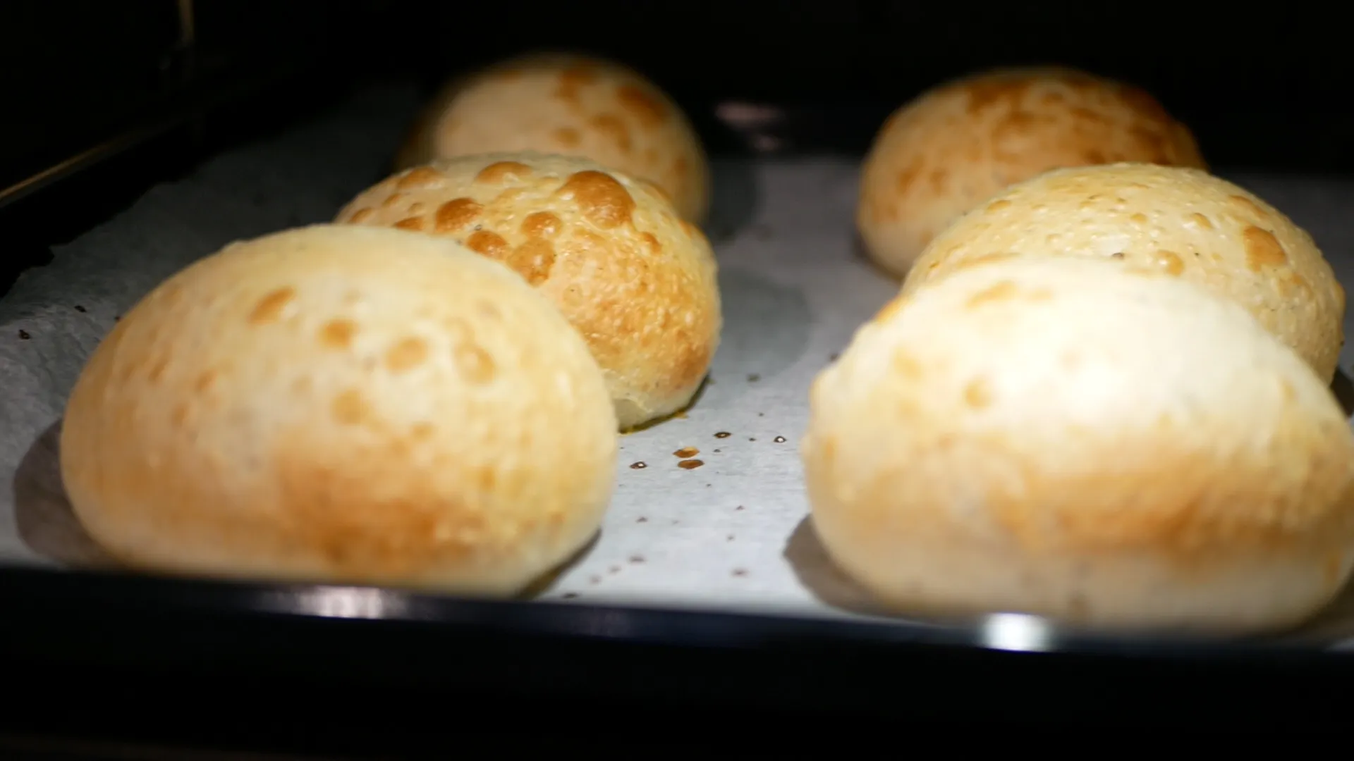 Semmelbullar som gräddas på plåt