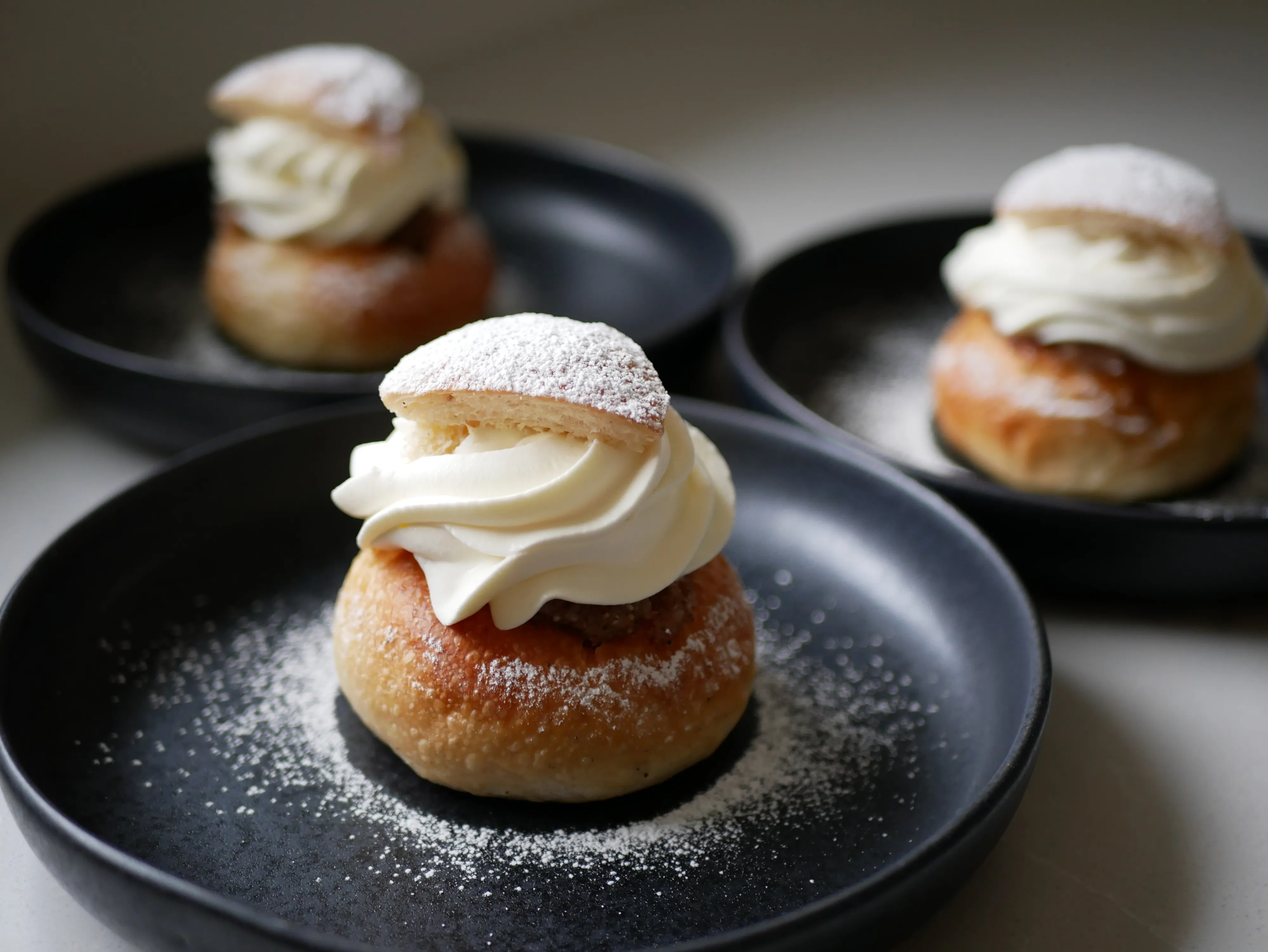Svenska semlor med vispgrädde och mandelmassa