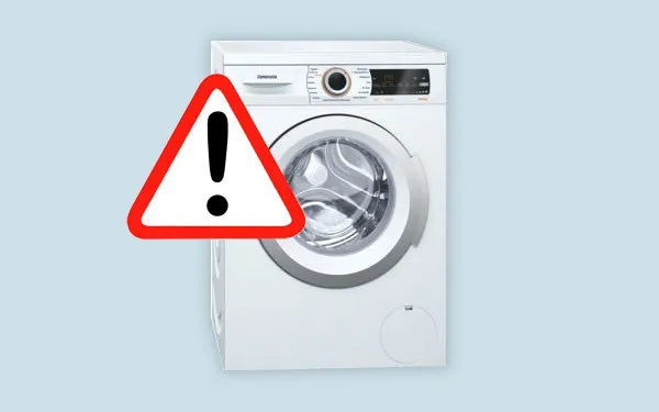 Weiße Waschmaschine mit einem roten Warnsymbol im Vordergrund.