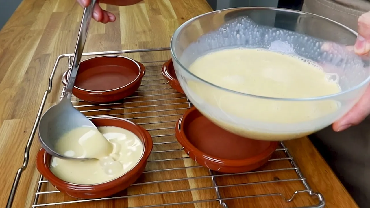 Steg 4 av att göra crème brûlée med karamelliserat socker på krämig custard