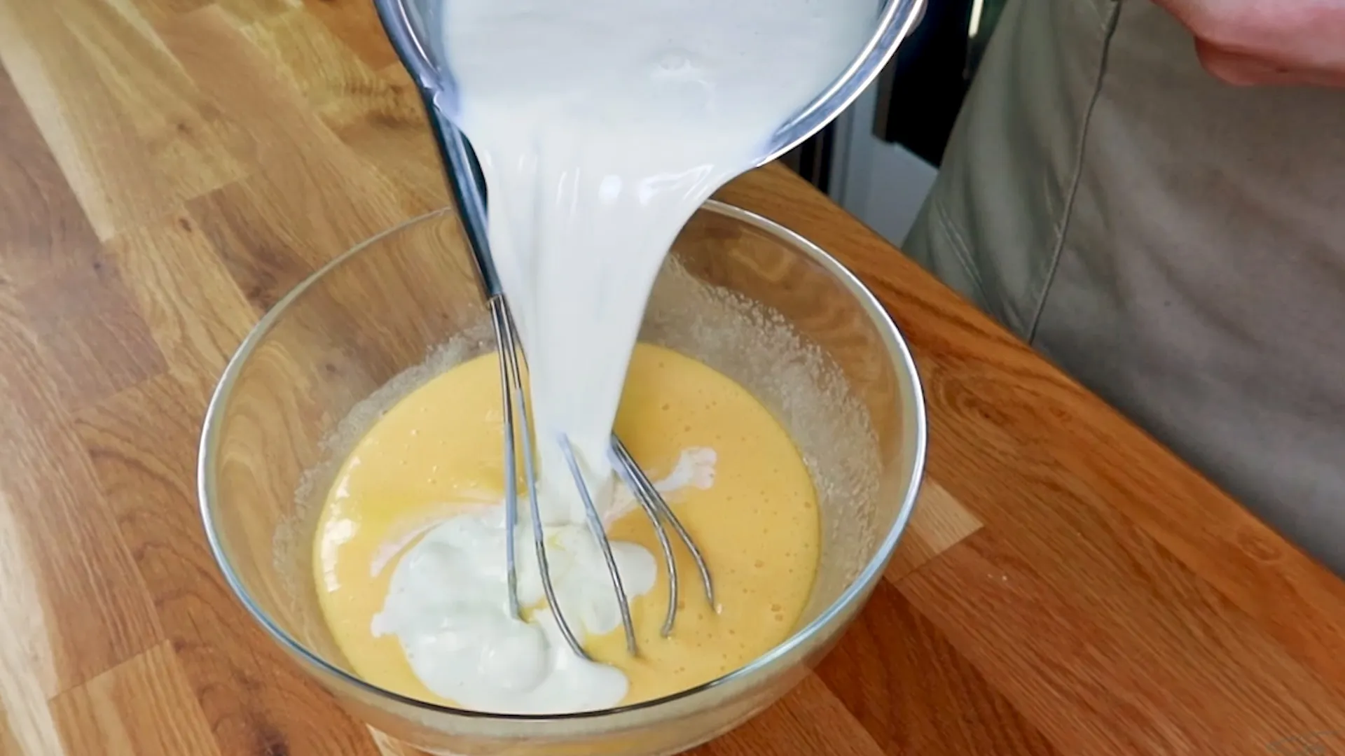 Smet i skål för crème brûlée