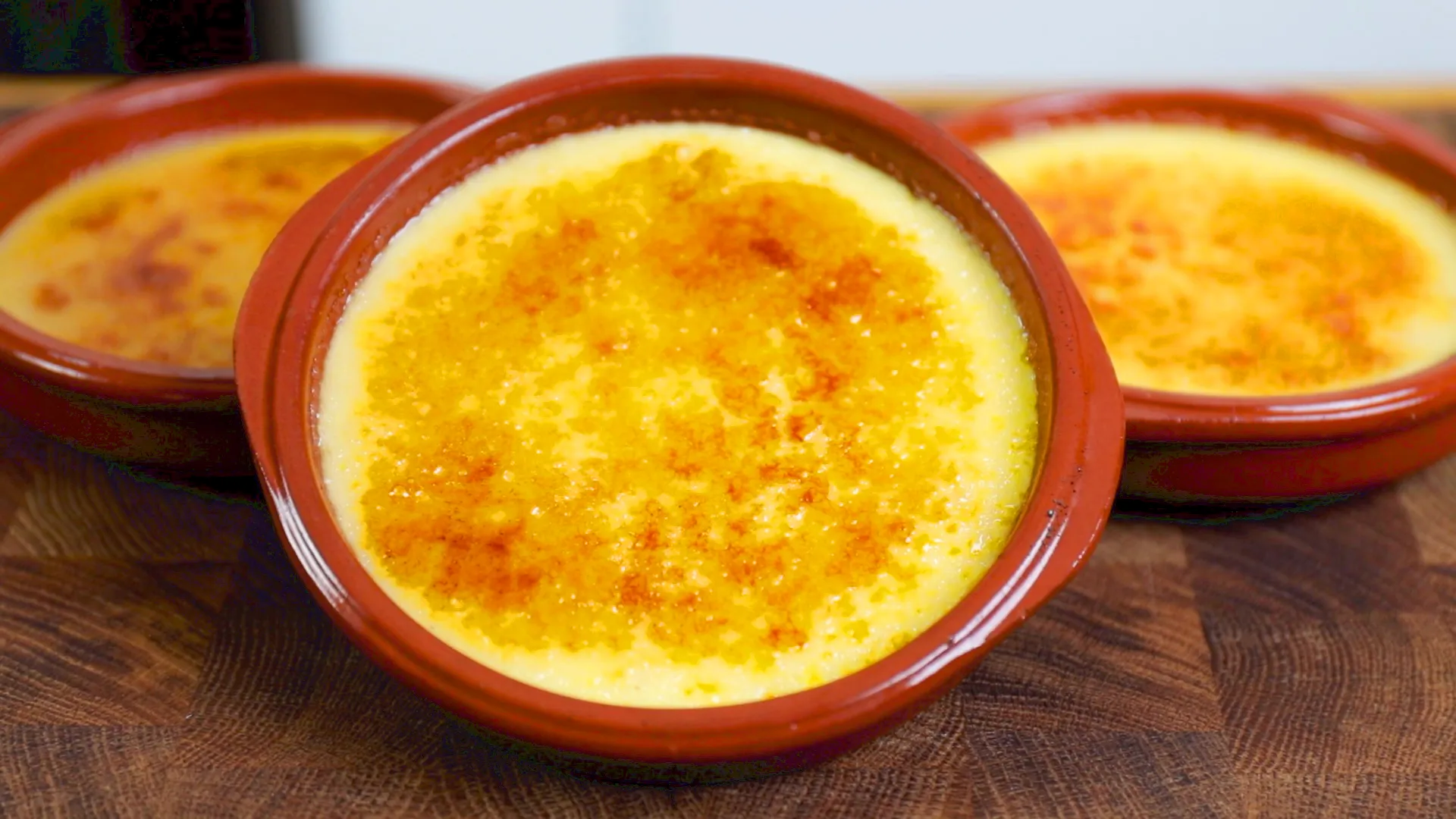 Crème brûlée som visar den karamelliserade ytan och det krämiga innehållet