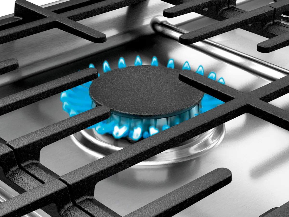 Bruciatore a gas con fiamma blu, grati di metallo e superficie di cottura nera.
