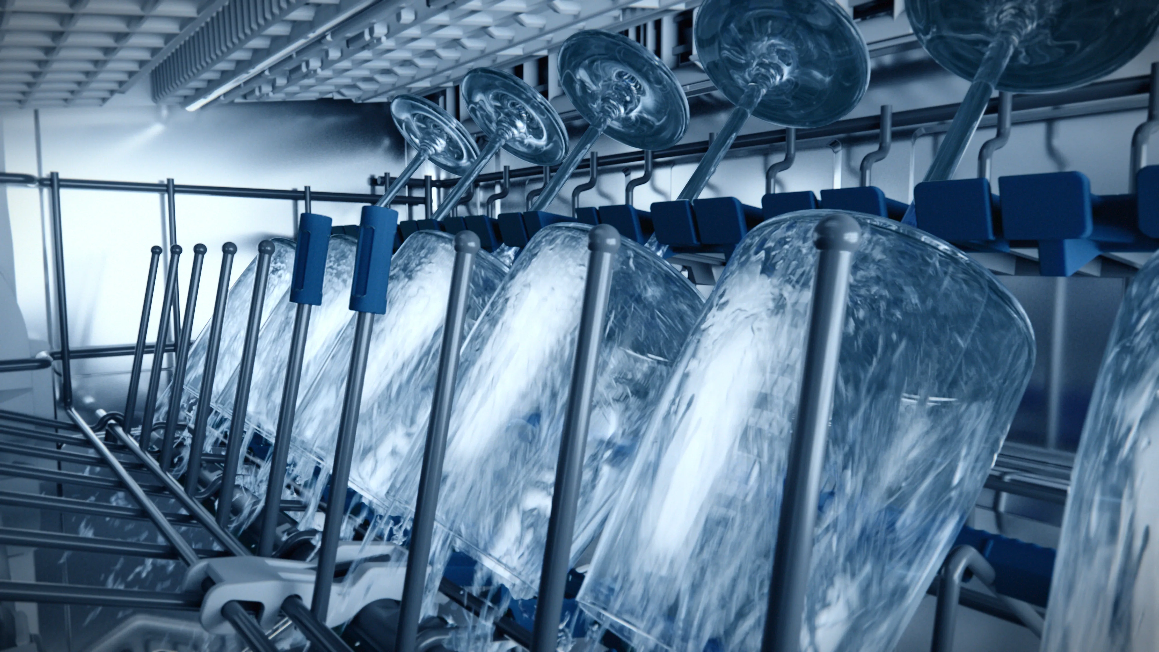 Geschirrspüler mit Wasserstrahlen, industrielle Küchenausstattung, kommerzielle Reinigungsmaschine.