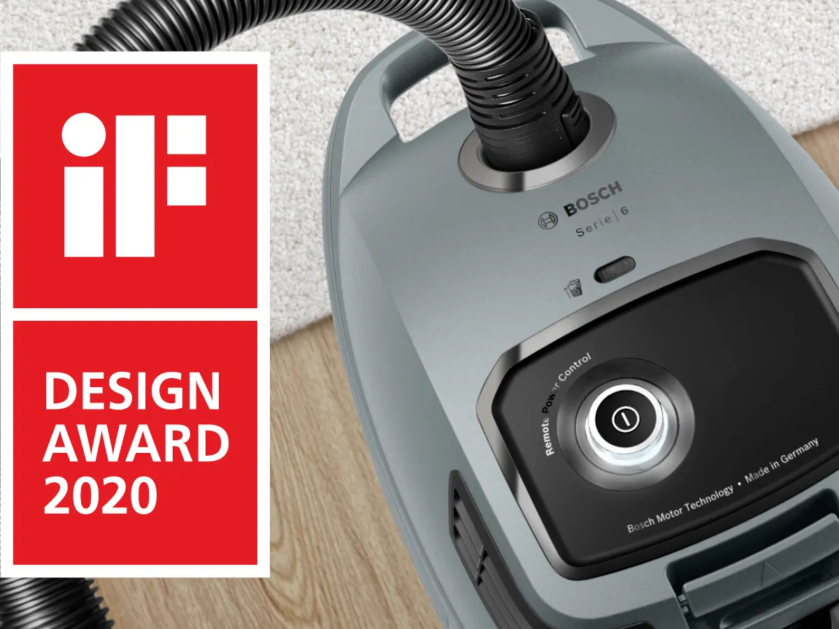 Usisavač s logotipom Bosch i značkom iF Design Award 2020 na drvenom podu. 