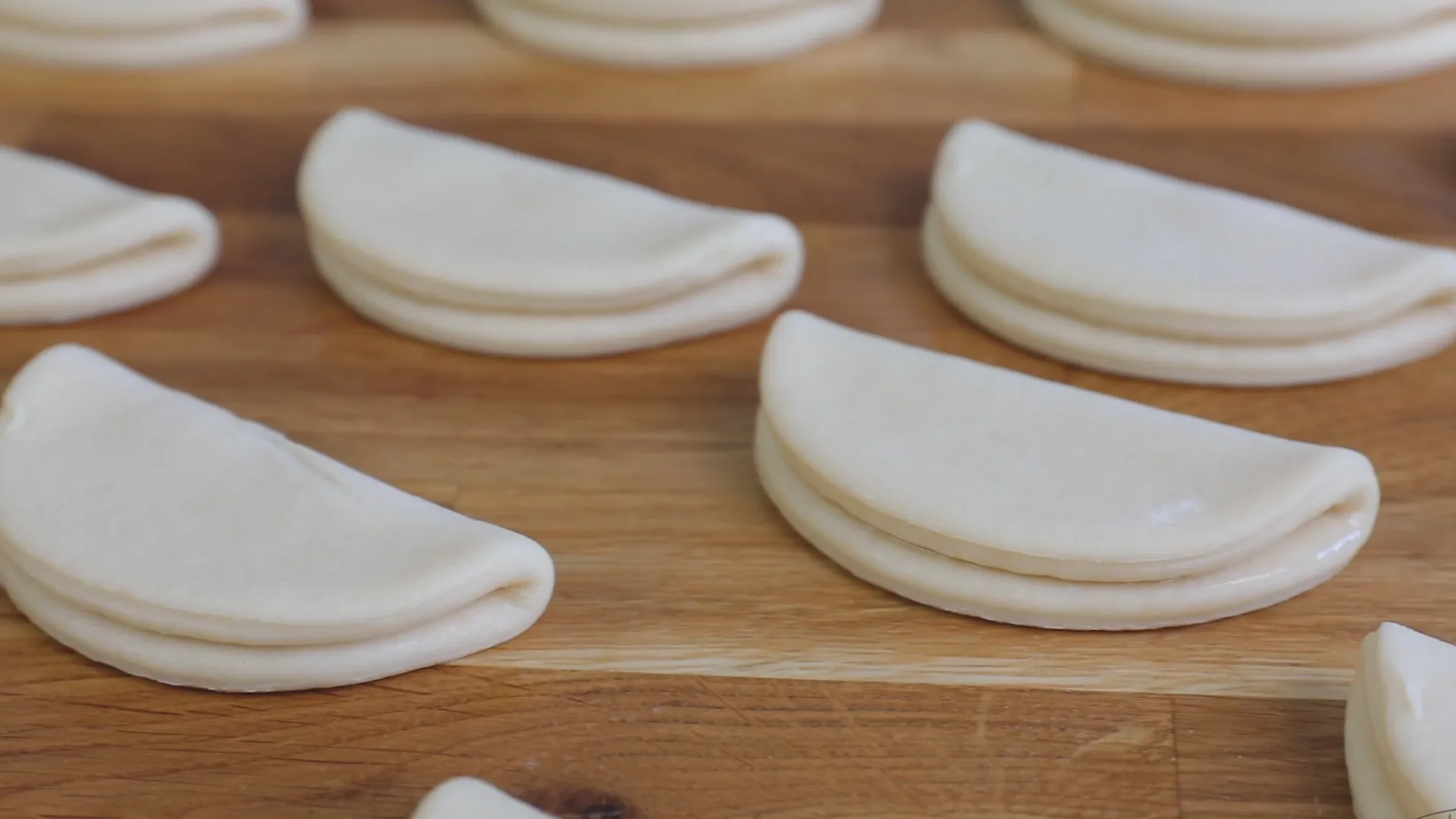 Mjuka och fluffiga bao buns serveras med fyllning som fläskkött och grönsaker