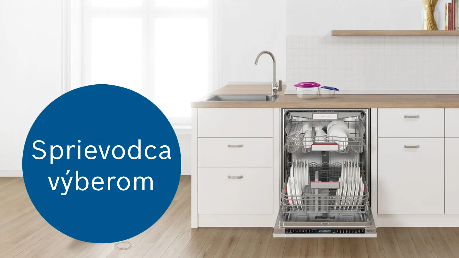Moderná kuchyňa s otvorenou umývačkou riadu, dreveným pultom a modrým kruhovým textom "Sprievodca výberom.".