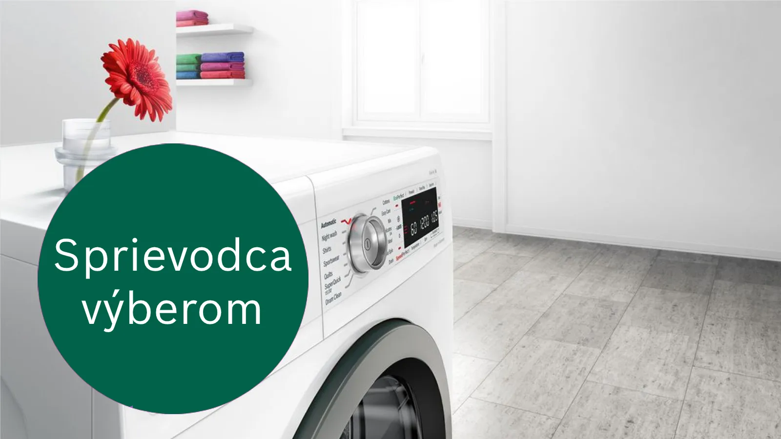 Práčka so zeleným štítkom "Sprievodca výberom" (Buyer's Guide) v minimalistickom interiéri.