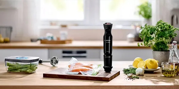 Cucina contatore con ingredienti di cottura, elettrodomestici da cucina e erbe fresche.