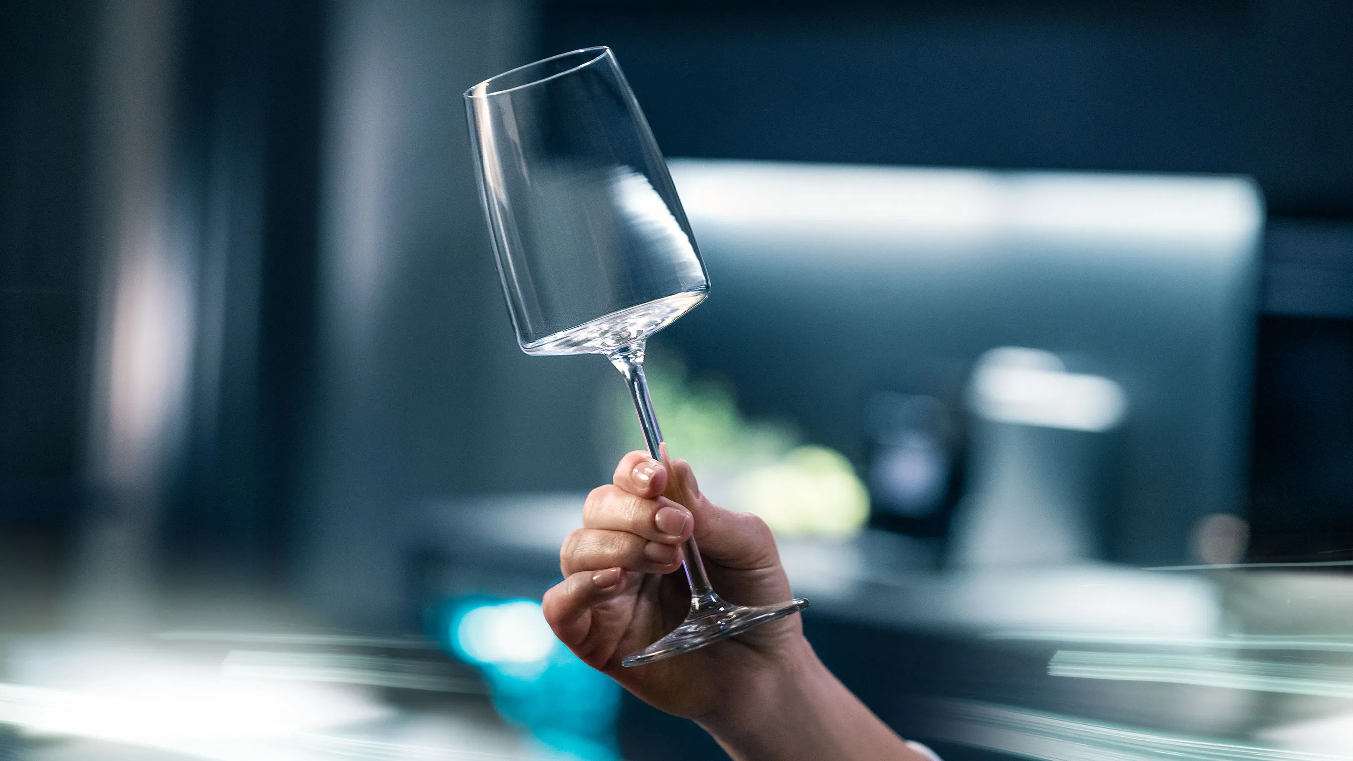 Vidro de vinho realizado na mão contra fundo borrado.