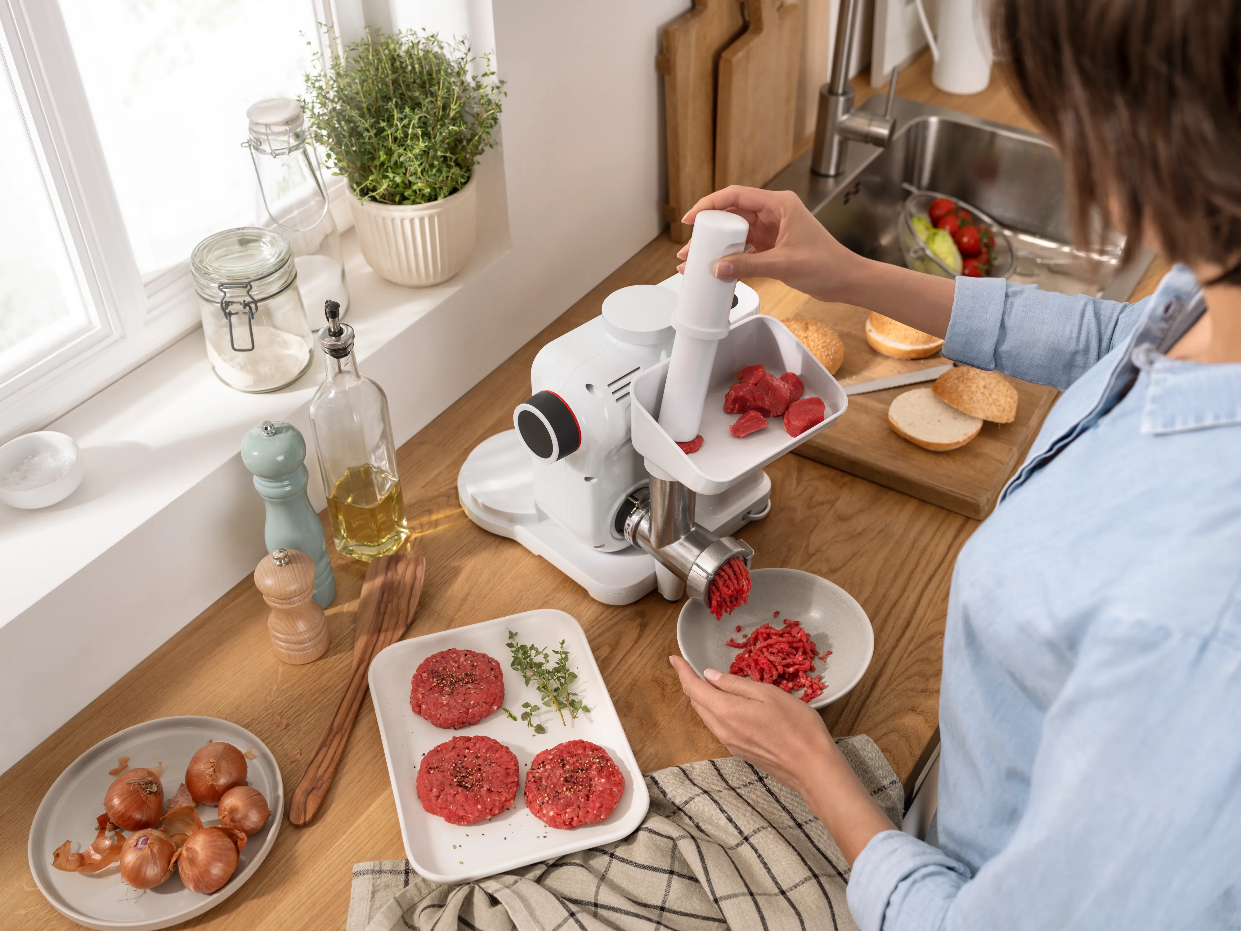 Kitchen machine with meat mincer