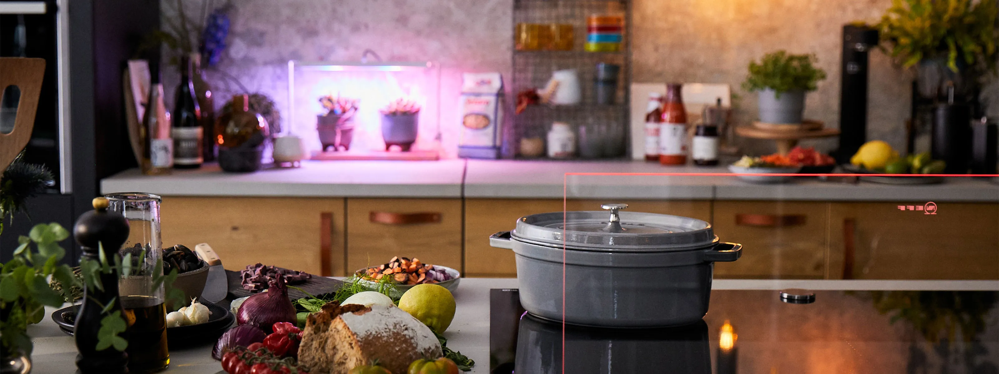 Scène de cuisine moderne avec une casserole sur le feu, des légumes frais et des herbes. 