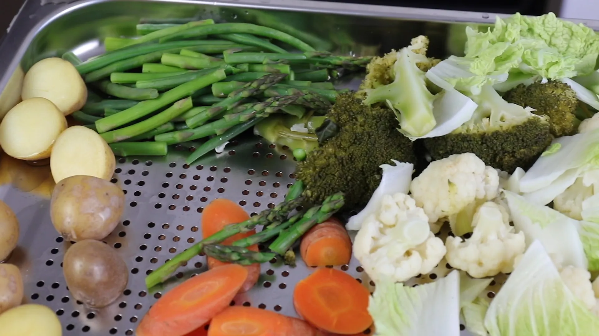 Färsk broccoli, morot, sparris på ugnsplåt