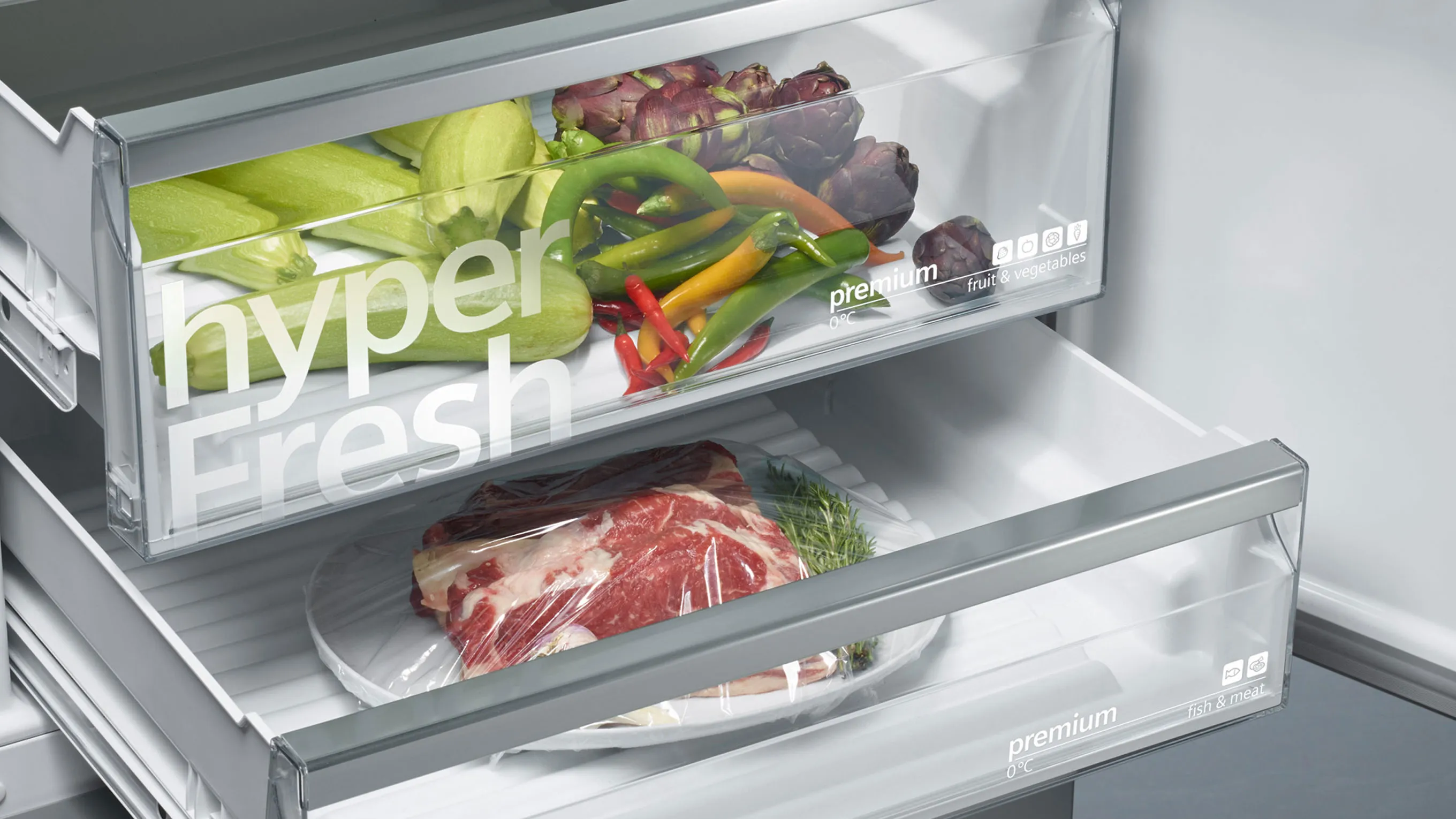 Kühlschrank innen mit frischen Produkten und Fleisch, organisiert mit "Hyper Fresh" Etikett.
