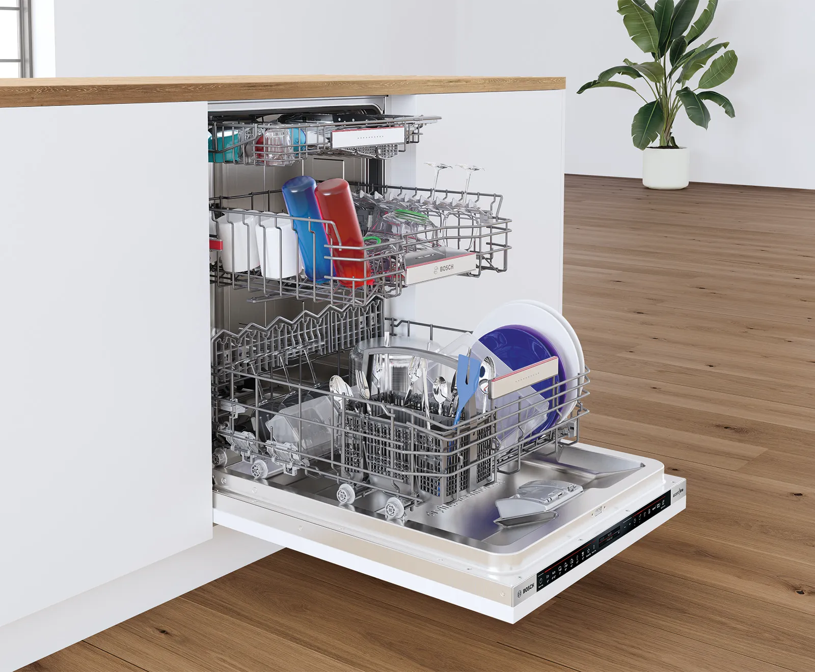 Geschirrspüler mit offener Tür, mit sauberen Geschirr und Utensilien in Racks, in einer modernen Küche