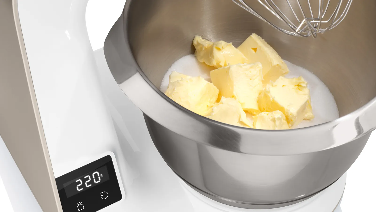 Mixer de bucătărie cu bol metalic în care se află unt și zahăr și afișaj digital care indică 220
