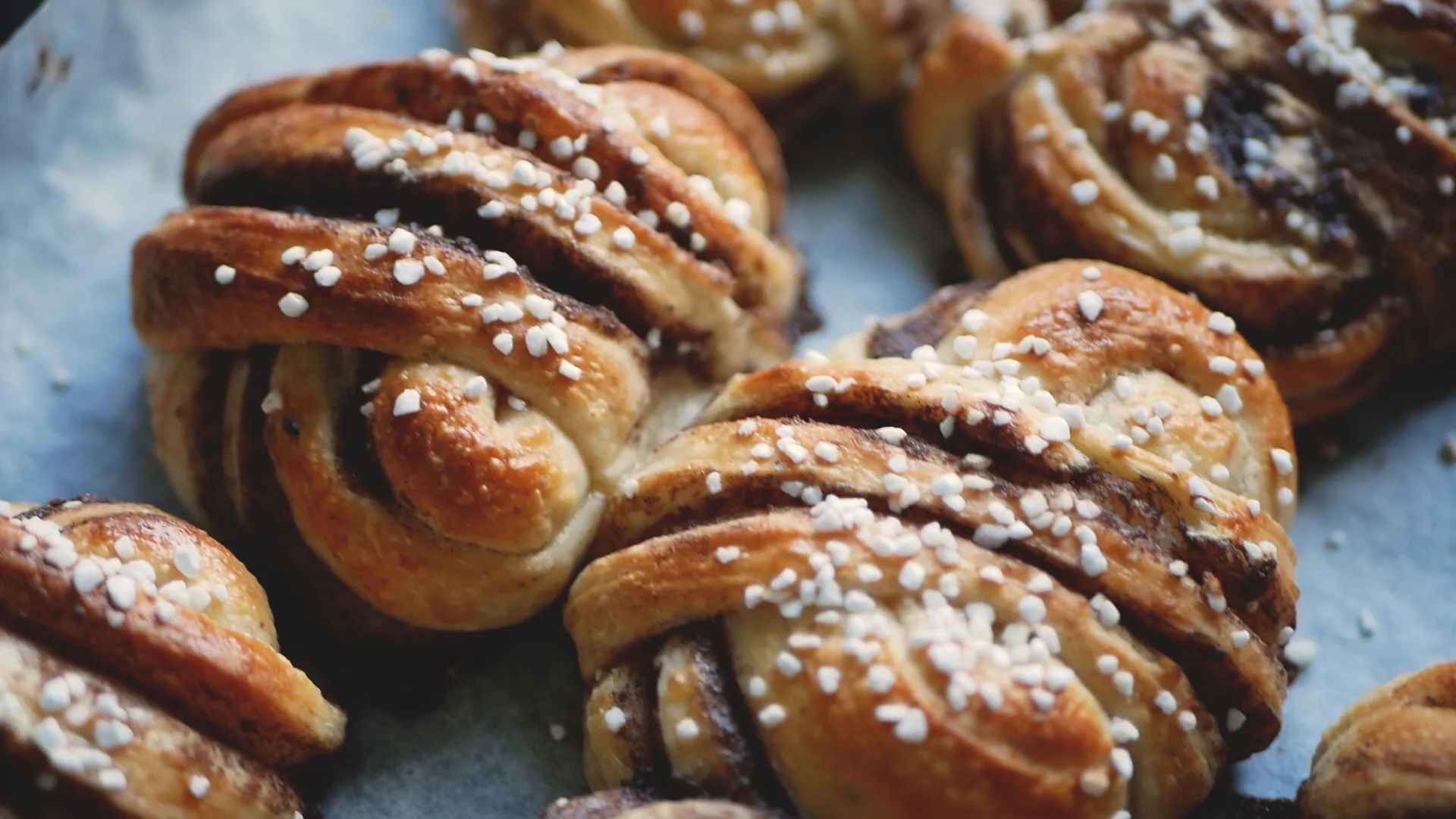 Svenska kanelbullar med kanelfyllning och pärlsocker