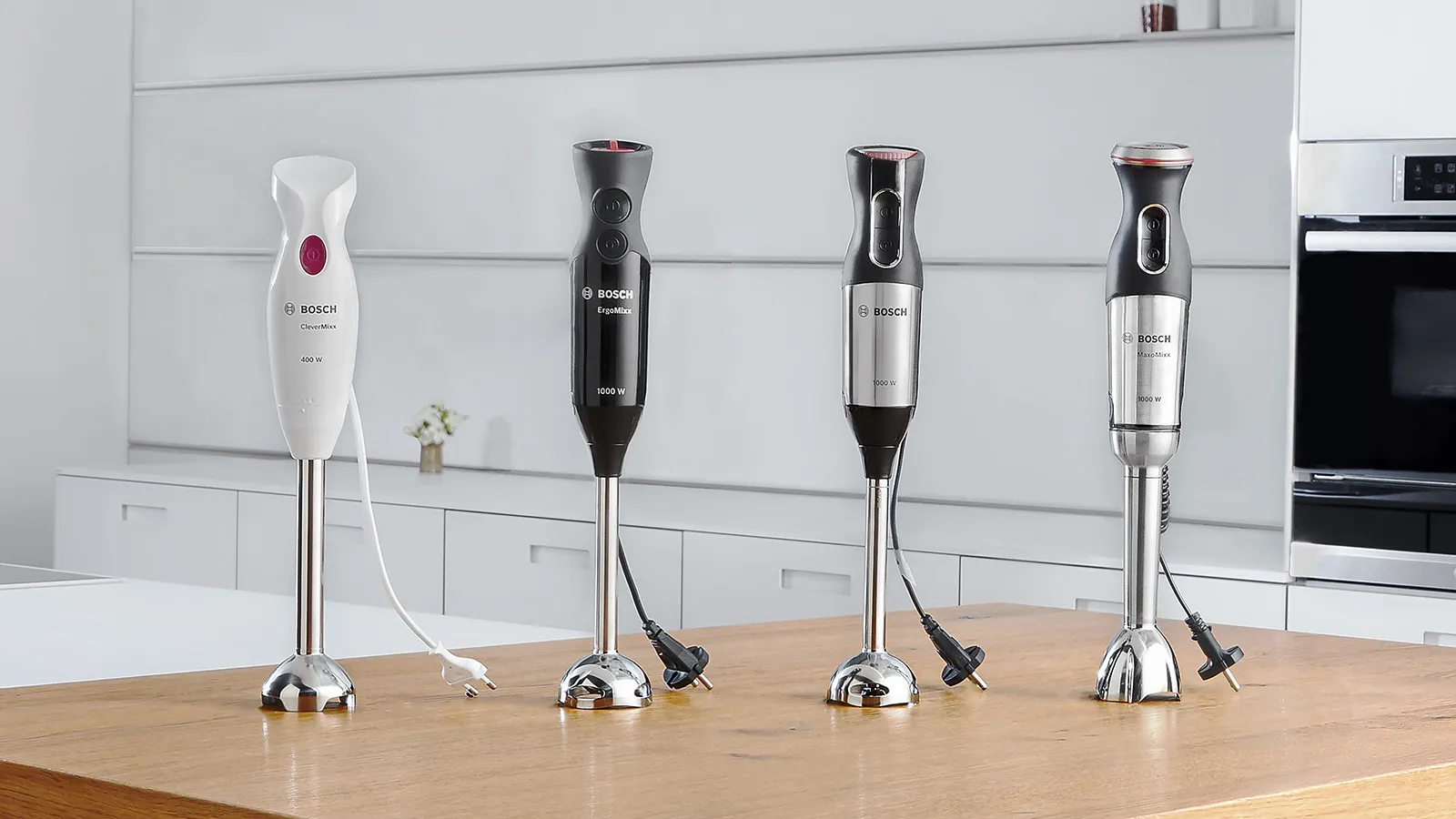 Aparate de bucatarie: blender de mana, blender imersie, si 2 mixere stand pe tejghea de lemn.