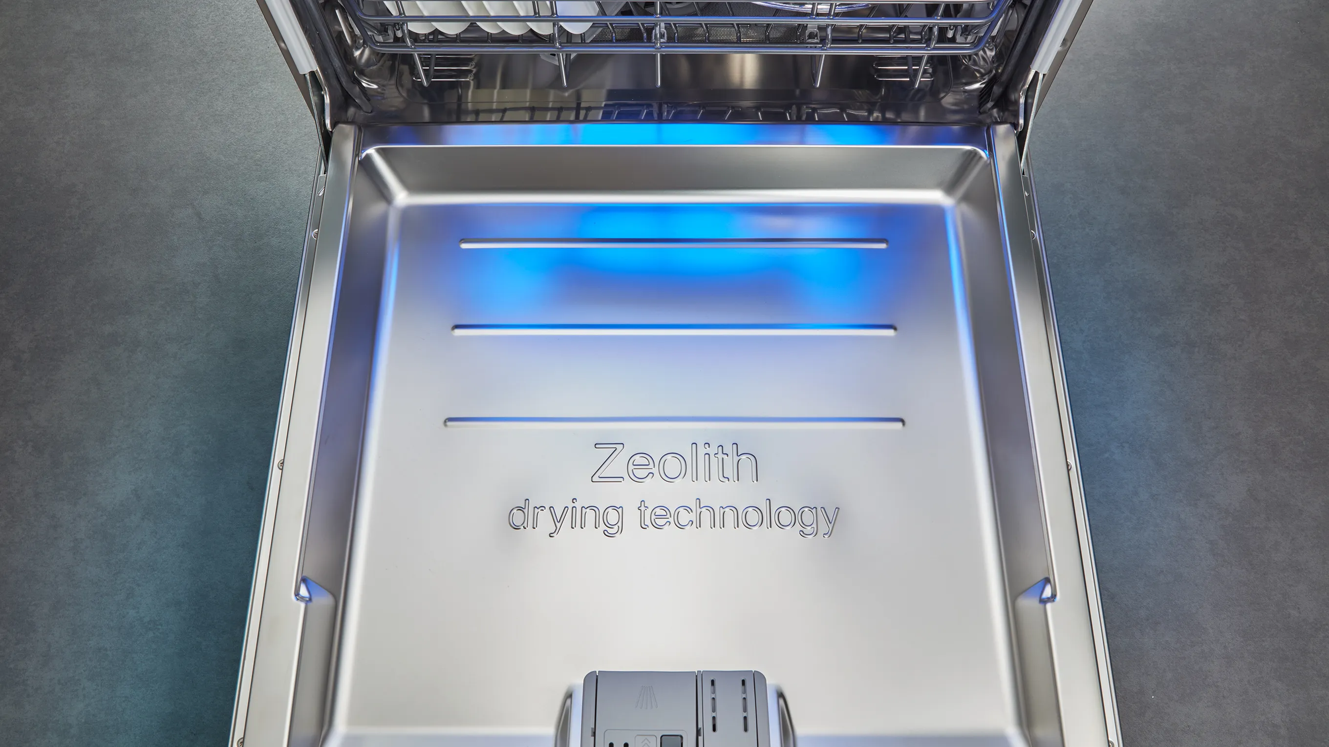 Lavastoviglie interno con luci blu LED, Zeoith asciugatura tecnologia testo visualizzato.