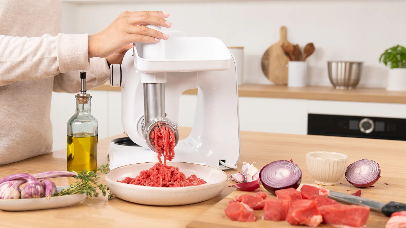 Robot de bucătărie cu tocător de carne, legume, și ustensile de gătit.