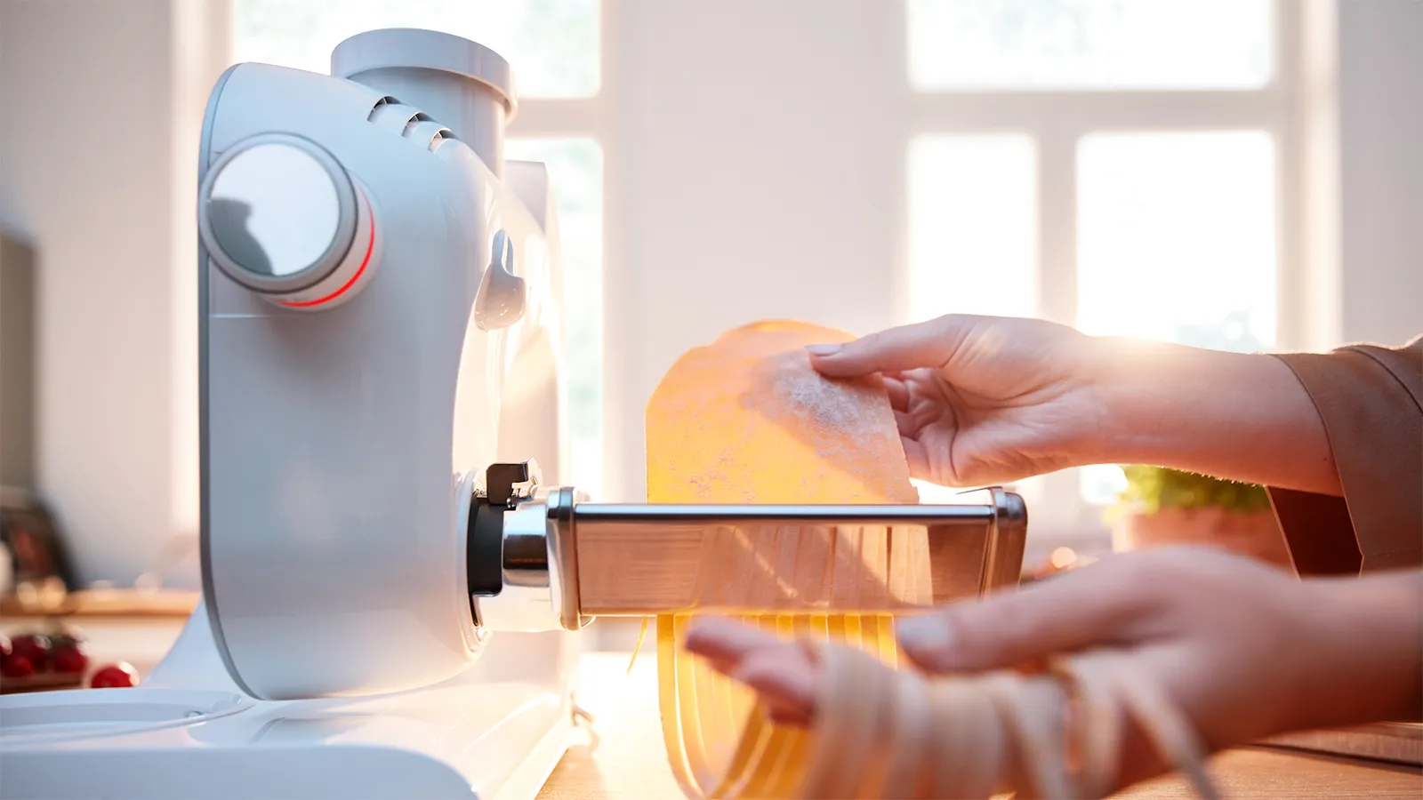 Robot de bucătărie MUM5 echipat cu accesoriu pentru tagliatelle pe un blat de bucătărie